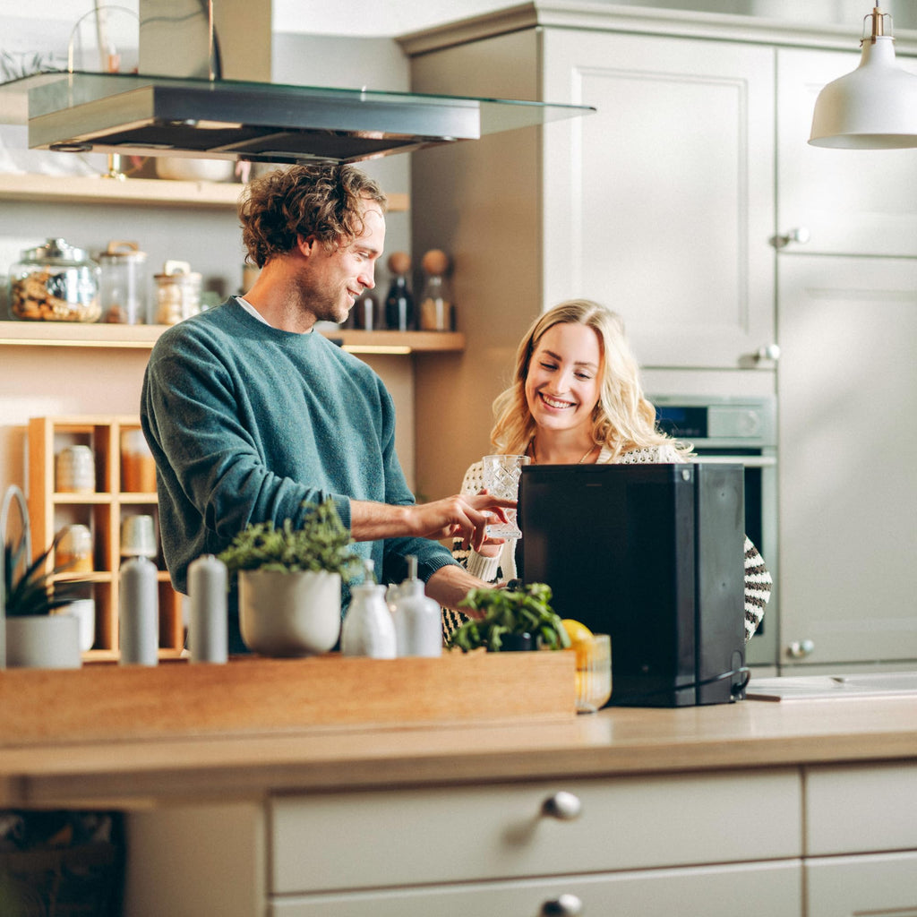 Auftisch Osmoseanlage Fusion Air mit Heißwasserspender 4,7 L 3-fach UV-C LED 10-stufige Filterung