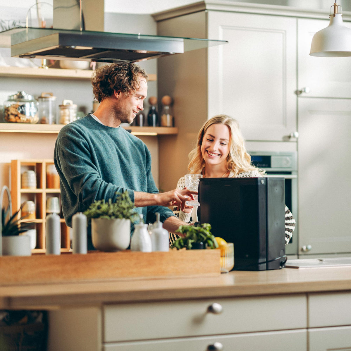 Auftisch Osmoseanlage Fusion Air mit Heißwasserspender 4,7 L 3-fach UV-C LED 10-stufige Filterung
