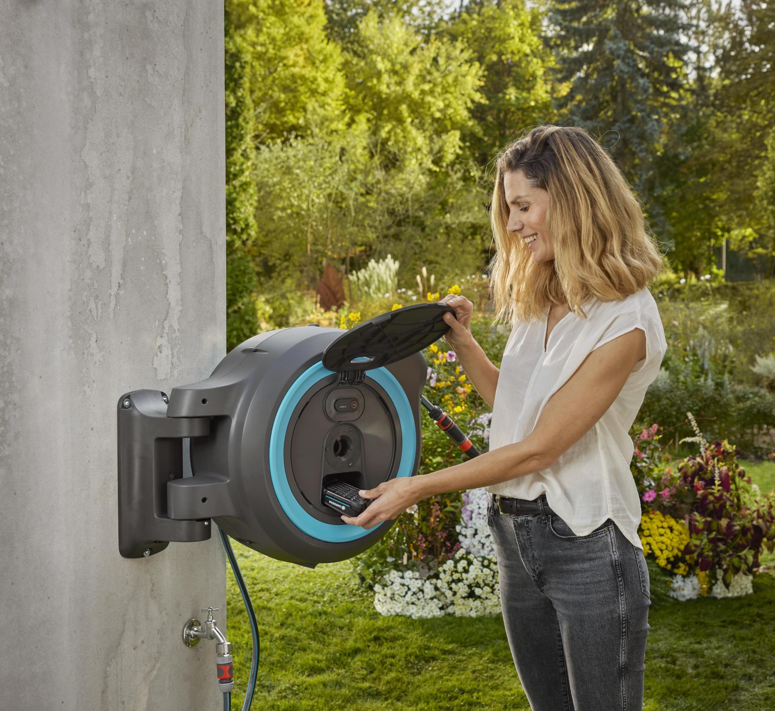 Akku Wand Schlauchbox 35 m Gartenschlauch Automatischer Schlauchaufroller 18V mit Schlauchführung RollControl Wandmontage 180° schwenkbar