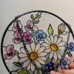 Handgemachter Gänseblümchen Glasmalerei Suncatcher, irisierender Blumen Fensterbehang
