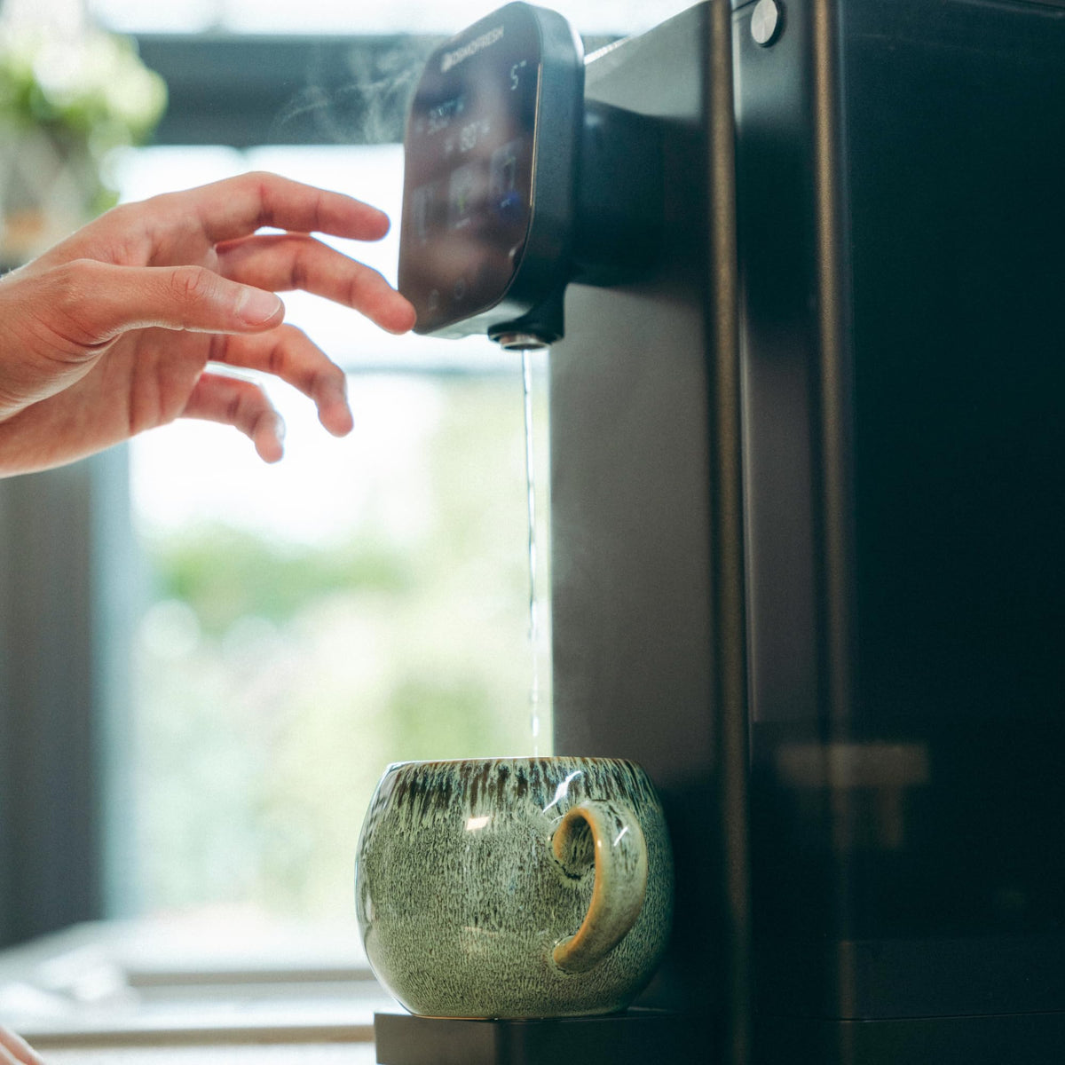 Auftisch Osmoseanlage Fusion Air mit Heißwasserspender 4,7 L 3-fach UV-C LED 10-stufige Filterung