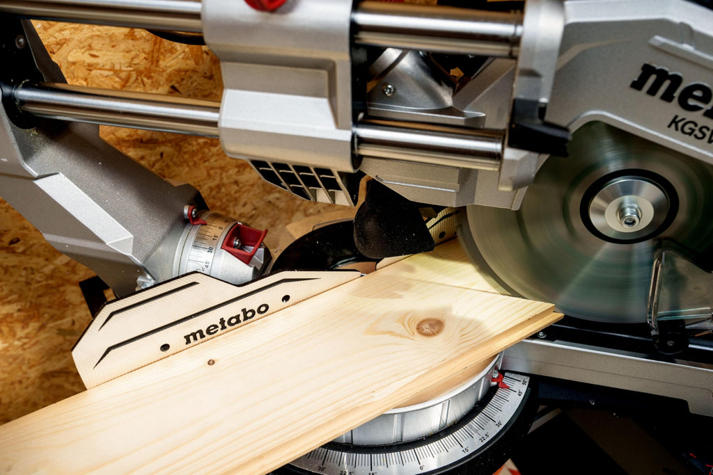 Kappsäge KGSV 216 MC mit Zugfunktion 1200 W 216 mm Sägeblatt variable Drehzahl beidseitig neigbar PCL-Schattenlinie