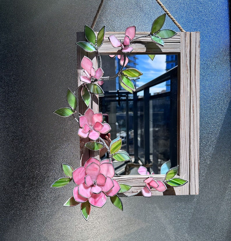 Glasmalerei-Spiegel mit Magnolien, Holzrahmen, botanische Wanddekoration, 30x40 cm