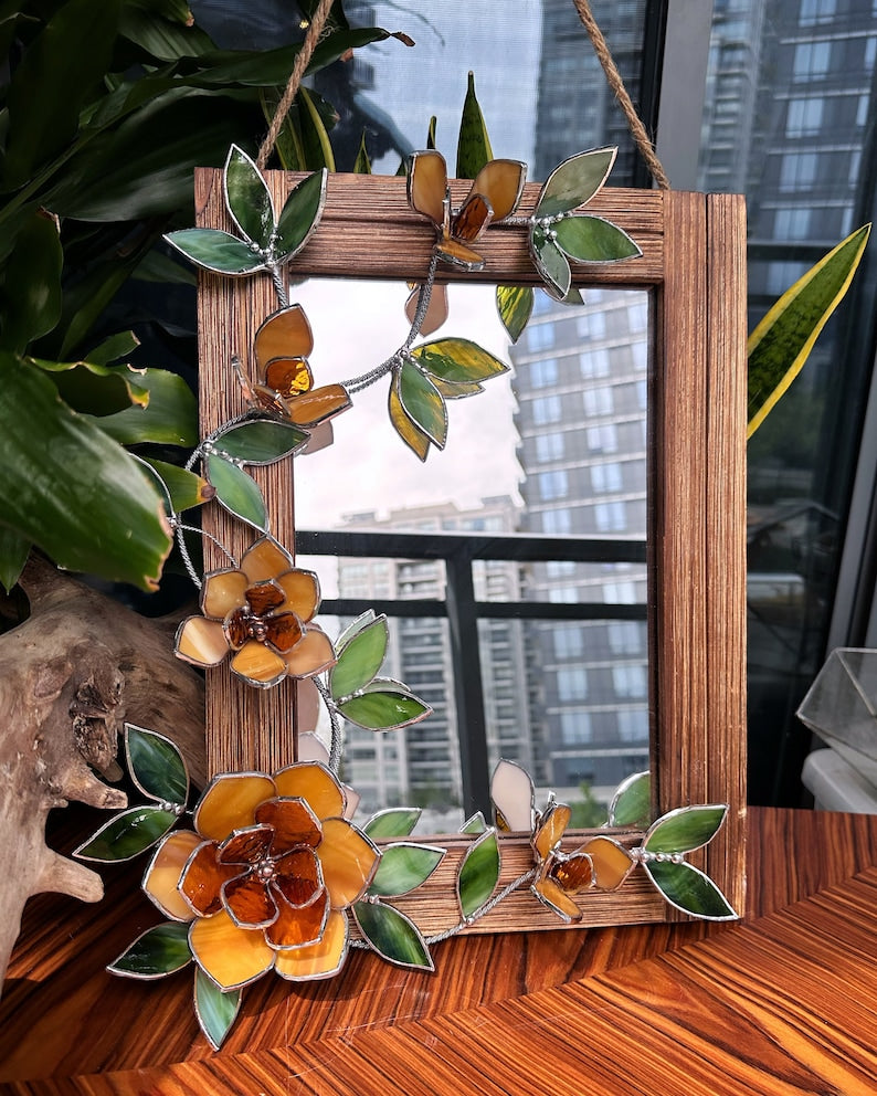 Tiffany-Stil Spiegel mit Glasblumen Magnolien Bernstein Naturholz Wanddekoration