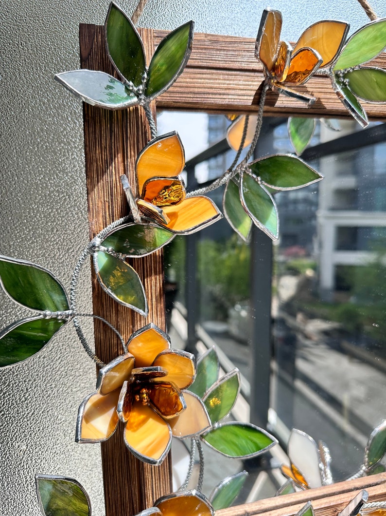 Tiffany-Stil Spiegel mit Glasblumen Magnolien Bernstein Naturholz Wanddekoration