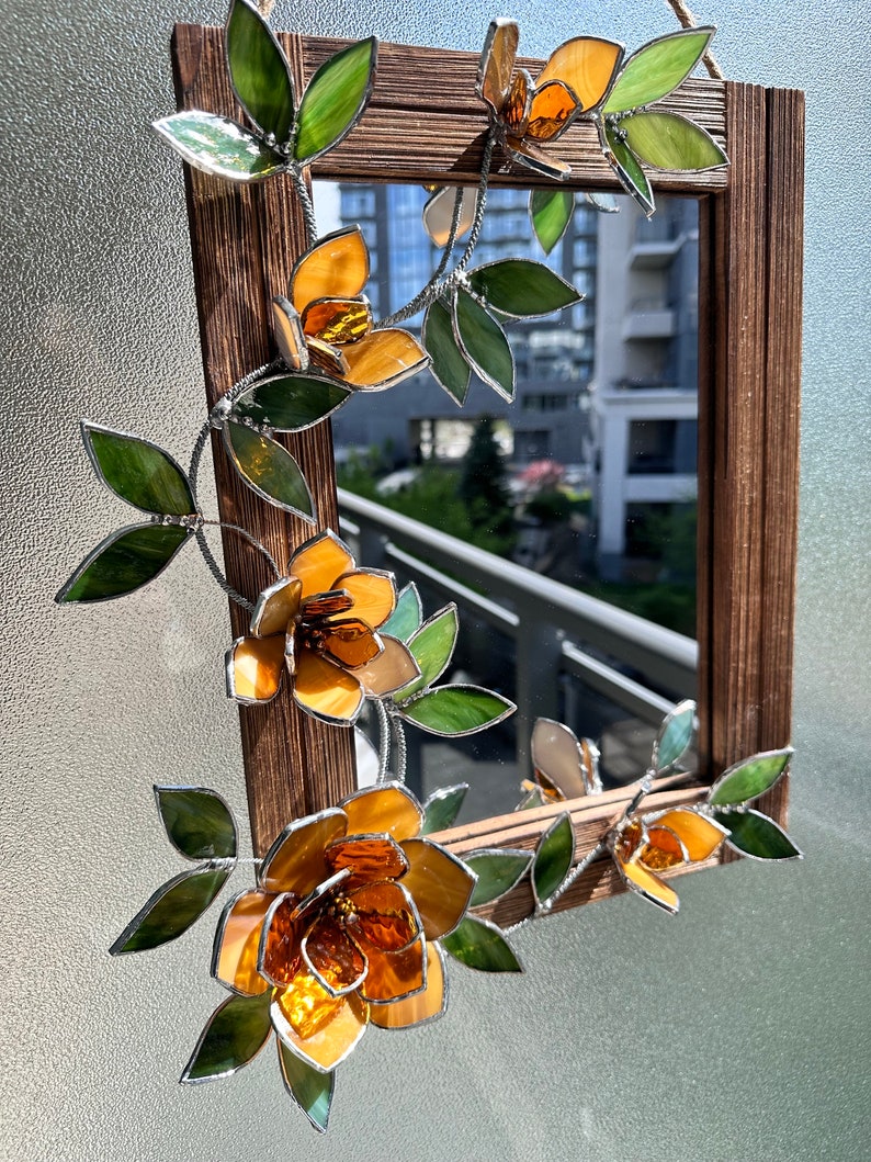 Tiffany-Stil Spiegel mit Glasblumen Magnolien Bernstein Naturholz Wanddekoration