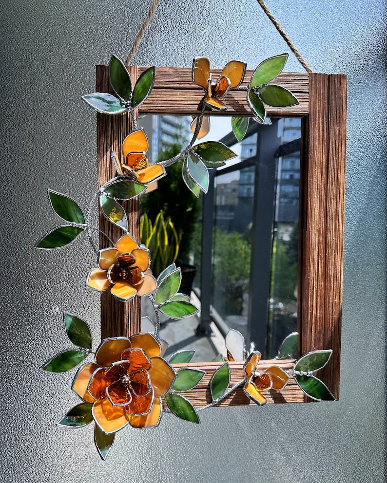 Tiffany-Stil Spiegel mit Glasblumen Magnolien Bernstein Naturholz Wanddekoration