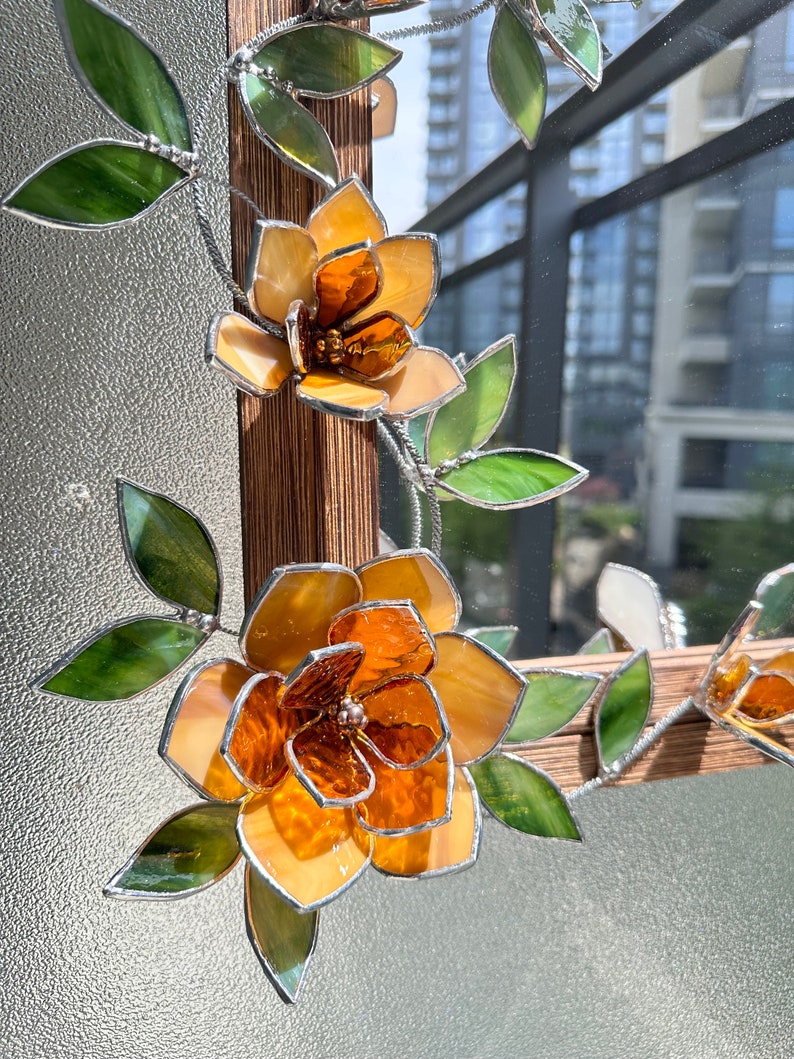 Tiffany-Stil Spiegel mit Glasblumen Magnolien Bernstein Naturholz Wanddekoration