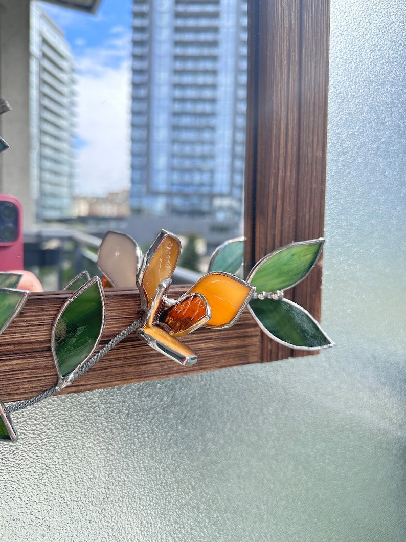 Tiffany-Stil Spiegel mit Glasblumen Magnolien Bernstein Naturholz Wanddekoration