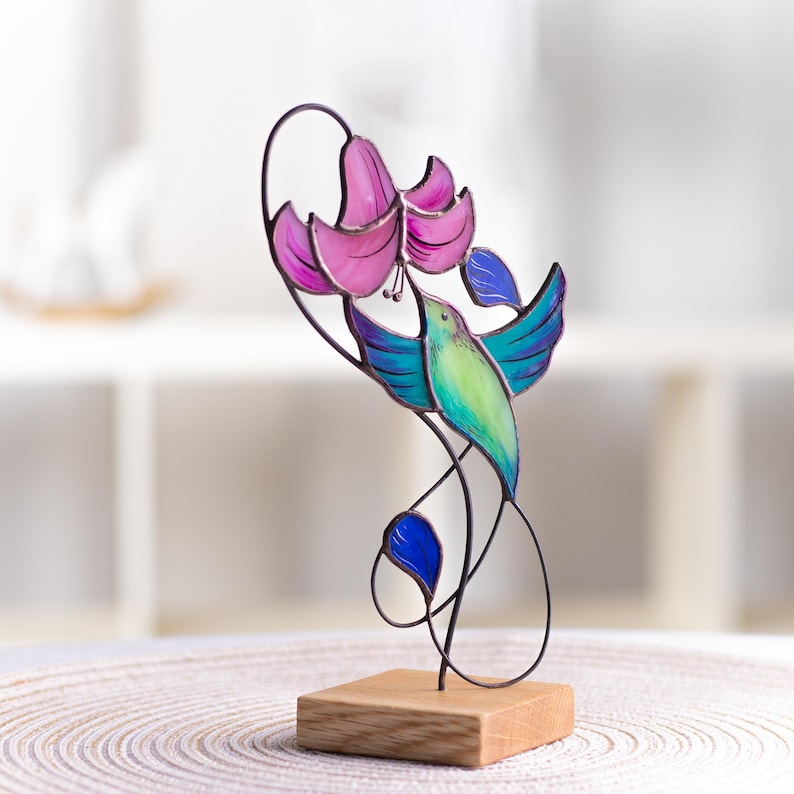 Kolibri- und Lilien-Skulptur aus Buntglas, Tiffany-Technik, Eichensockel, 26 cm