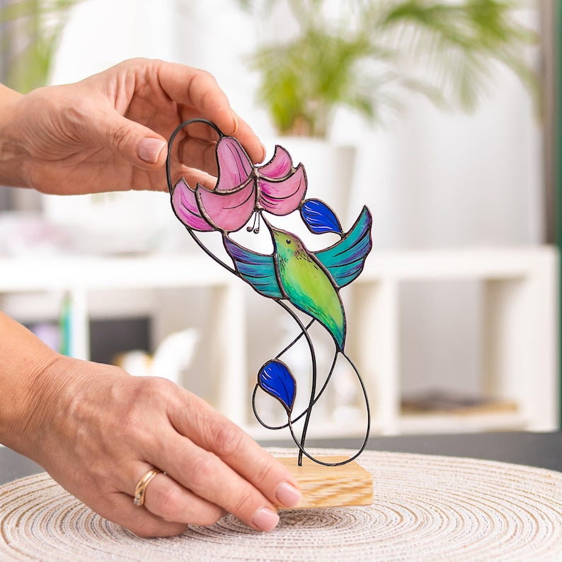 Kolibri- und Lilien-Skulptur aus Buntglas, Tiffany-Technik, Eichensockel, 26 cm