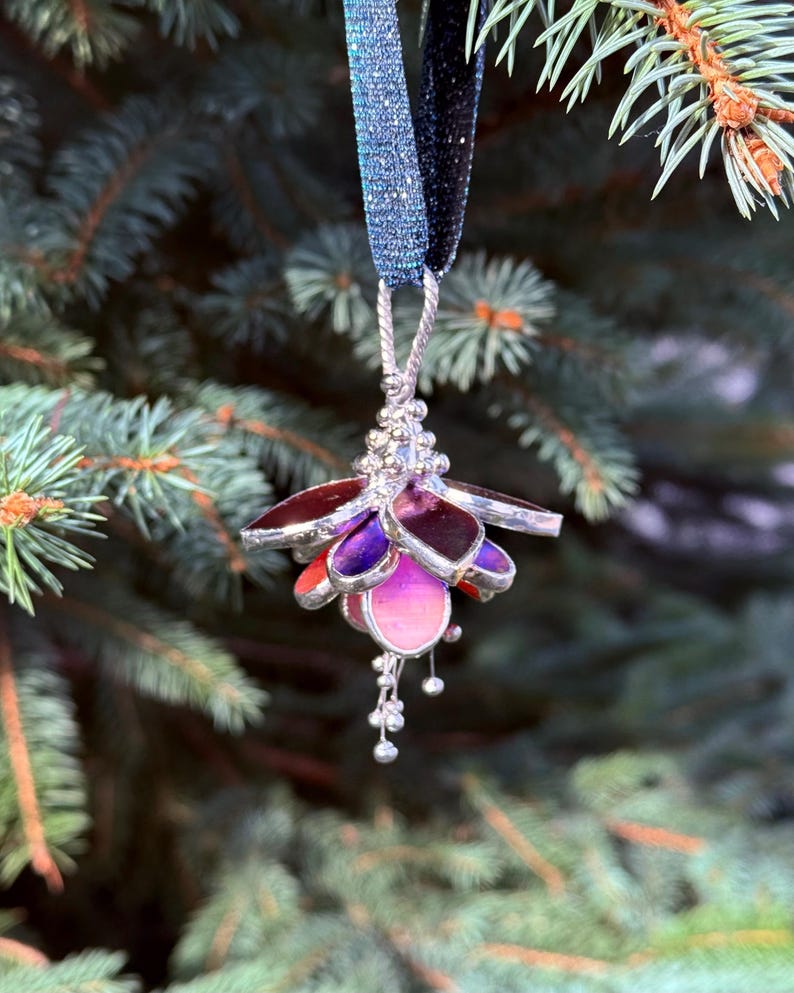 Multicolor Fuchsia Blume Glasmalerei Ornament Suncatcher Weihnachtsdeko 6x6 cm