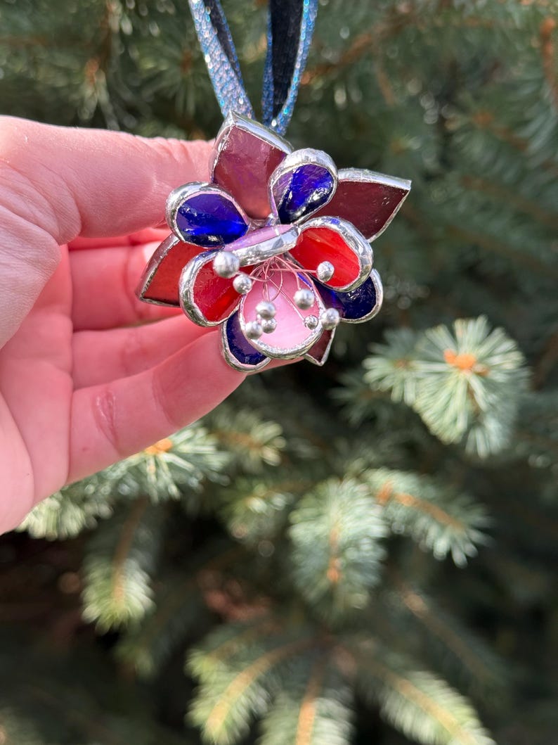 Multicolor Fuchsia Blume Glasmalerei Ornament Suncatcher Weihnachtsdeko 6x6 cm