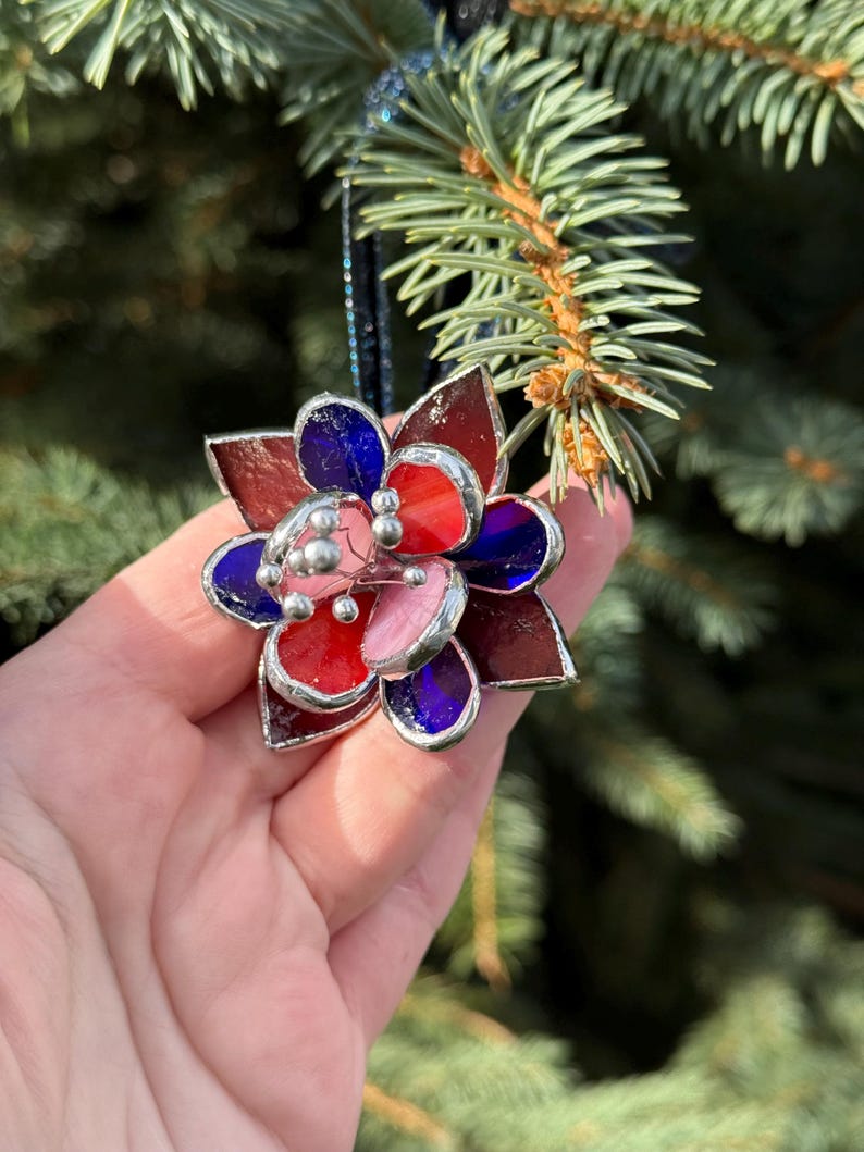 Multicolor Fuchsia Blume Glasmalerei Ornament Suncatcher Weihnachtsdeko 6x6 cm