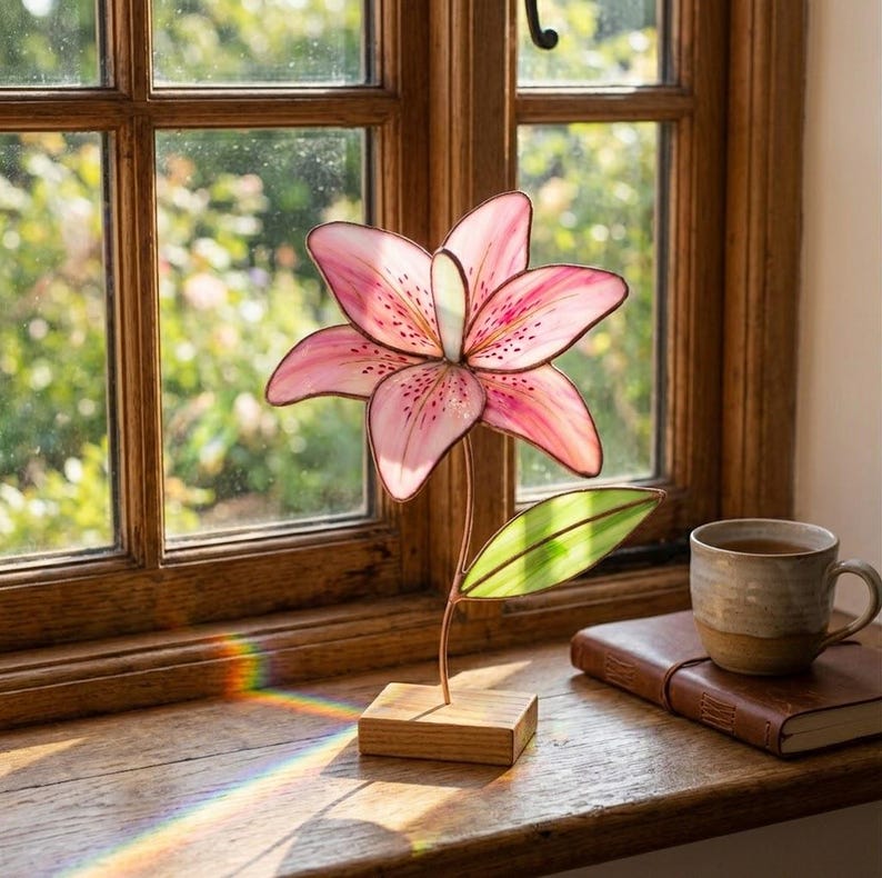 Handgefertigte Glasmalerei Lilie mit Eichenständer, Pink, 20 cm, Muttertagsgeschenk
