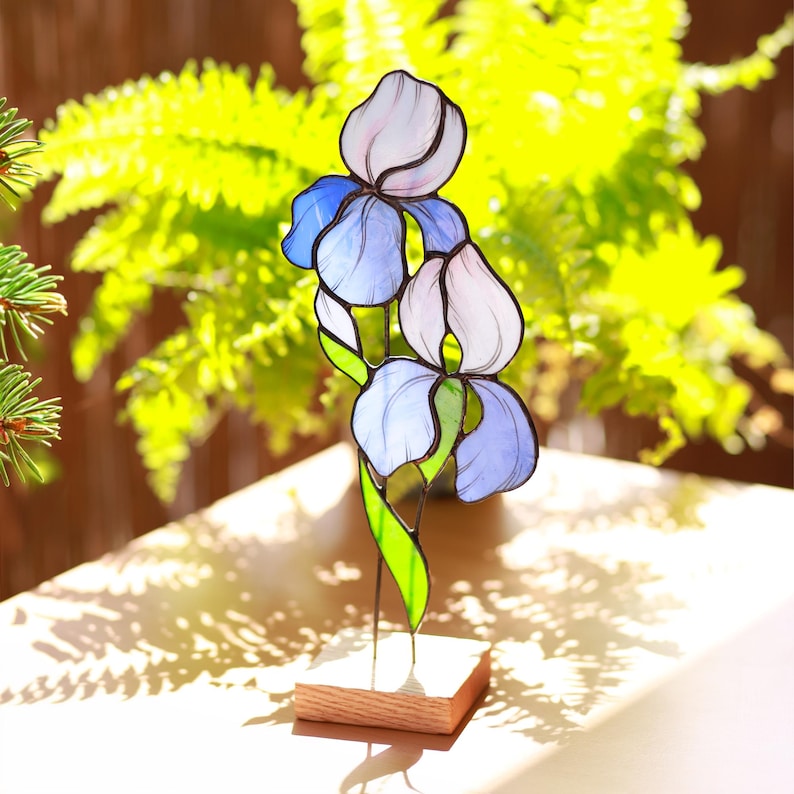 Kolibri- und Lilien-Skulptur aus Buntglas, Tiffany-Technik, Eichensockel, 26 cm