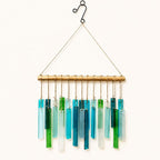 Windspiel aus blaugrünem Glas mit Bambus-Stab, Boho-Gartendekoration