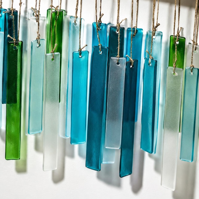 Windspiel aus blaugrünem Glas mit Bambus-Stab, Boho-Gartendekoration