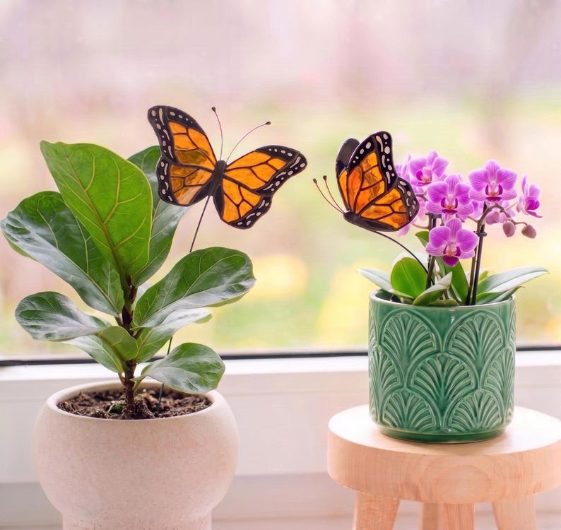 Monarchfalter-Pflanzenstecker aus Buntglas, 2er-Set, Sonnenfänger-Innendekoration