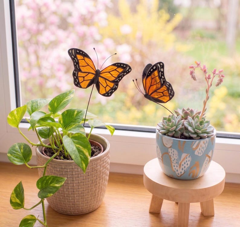 Monarchfalter-Pflanzenstecker aus Buntglas, 2er-Set, Sonnenfänger-Innendekoration