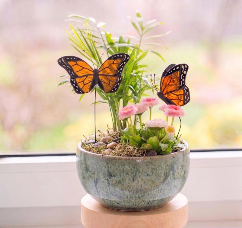 Monarchfalter-Pflanzenstecker aus Buntglas, 2er-Set, Sonnenfänger-Innendekoration
