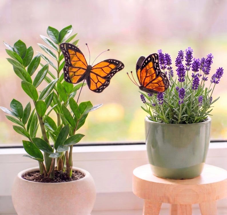 Monarchfalter-Pflanzenstecker aus Buntglas, 2er-Set, Sonnenfänger-Innendekoration