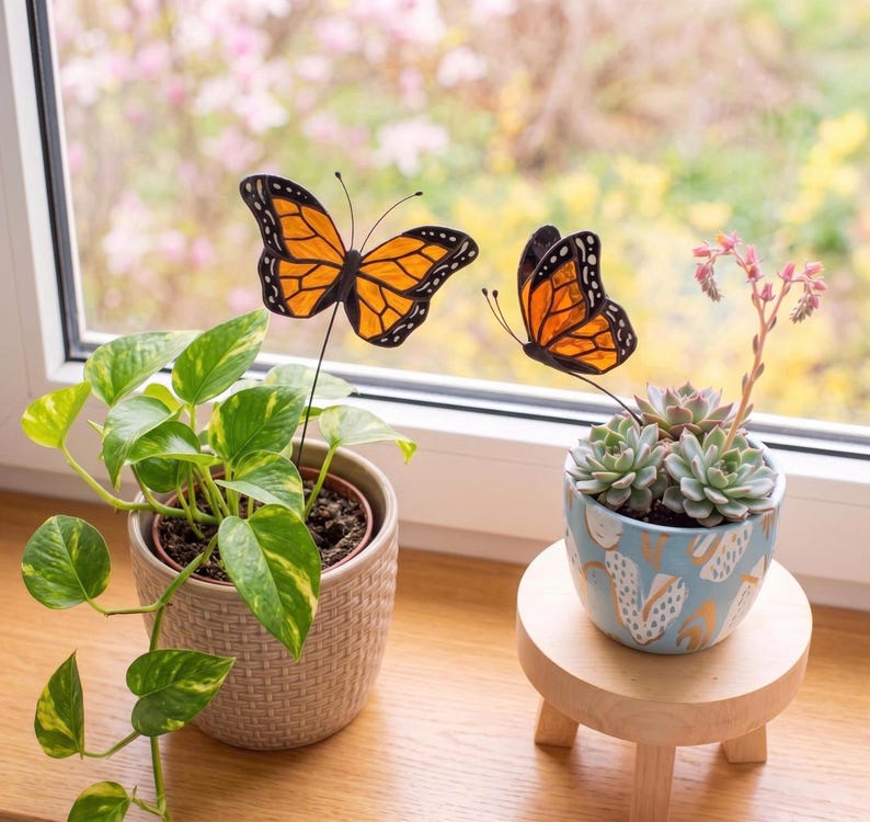 Monarchfalter-Pflanzenstecker aus Buntglas, 2er-Set, Sonnenfänger-Innendekoration