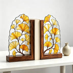 Ginkgoblattförmige Buchstütze aus Buntglas mit Holzsockel