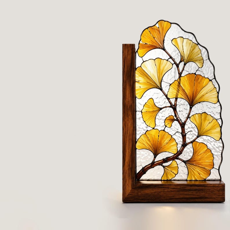 Ginkgoblattförmige Buchstütze aus Buntglas mit Holzsockel