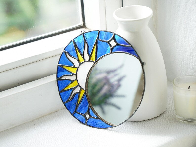 Blauer Buntglas-Spiegel mit Sonne- und Mondmotiv, rundes Wanddekor, handgefertigt