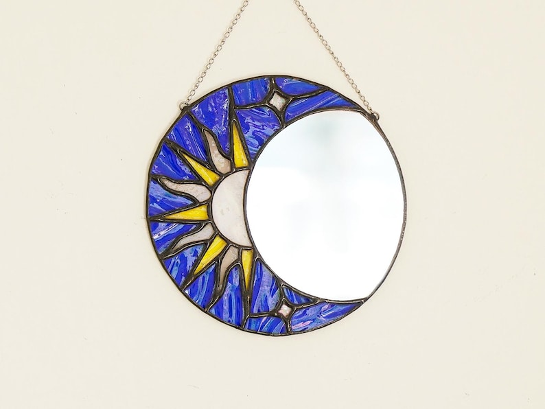 Blauer Buntglas-Spiegel mit Sonne- und Mondmotiv, rundes Wanddekor, handgefertigt