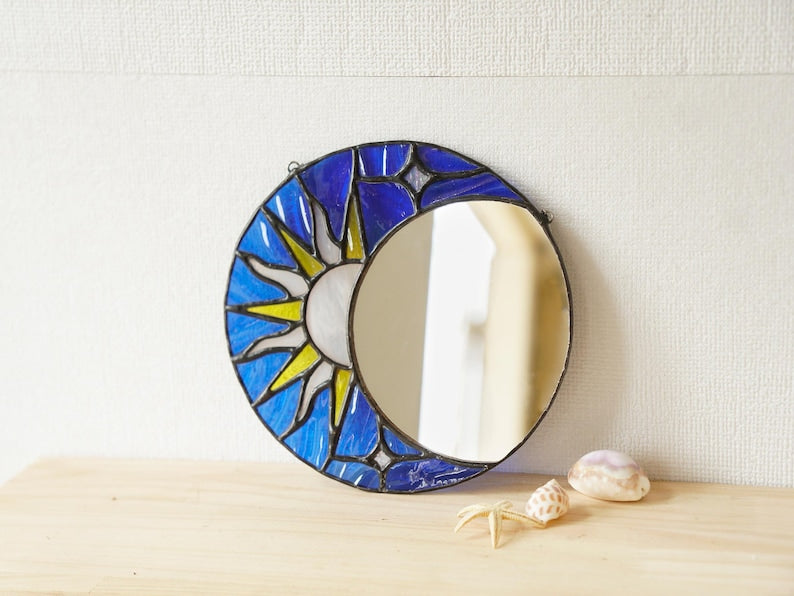 Blauer Buntglas-Spiegel mit Sonne- und Mondmotiv, rundes Wanddekor, handgefertigt