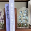 Buchstützen aus Buntglas: Lavendel & Glockenblumen, Vintage-Cottagecore-Bücherregal-Deko, Paar, 8,27 Zoll hoch