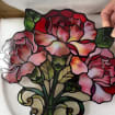 Nelken-Sonnenfänger aus Buntglas, floraler Fensterhänger, handgefertigt, 15 cm